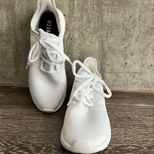 Walking/ running shoes